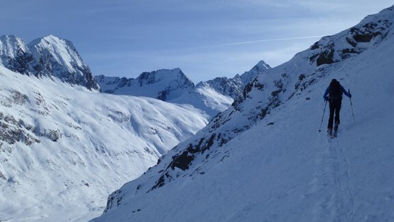 Wir erreichen das schöne, nicht allzu steile und gut kupierte Becken des sich stark zurückziehenden Hangererferners - Ötztal