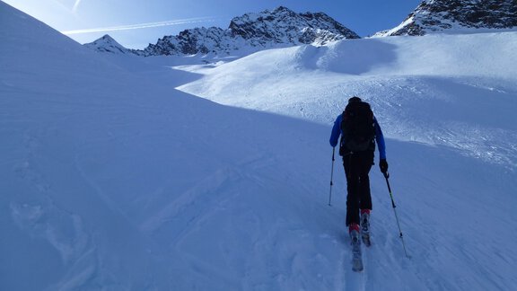 Am Hangererferner. Im Hintergrund ist der Gipfelaufbau des Eiskögeles 3233m zu erkennen. - Ötztal