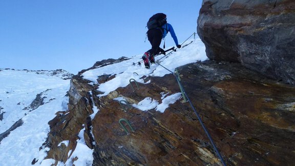 Im Frühwinter, oder bei geringer Schneelage, wenn die im festen Fels angelegten Versicherungen frei liegen, wird man diese für den Aufstieg nützen. - Ötztal