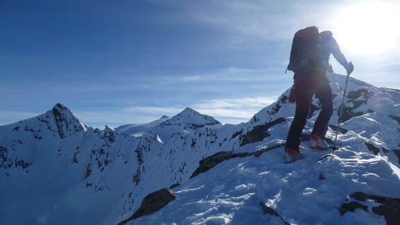 Wir erreichen den Beginn des kurzen, aber recht schmalen und ausgesetzten Nordgrates. Blick gegen Süden zum Hinteren Seelenkogel 3470m. - Ötztal