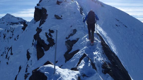 Im Bereich des Nordgrates sind zahlreiche Sicherungsstangen angebracht, um am Seil gehende entsprechend sichern zu können. - Ötztal