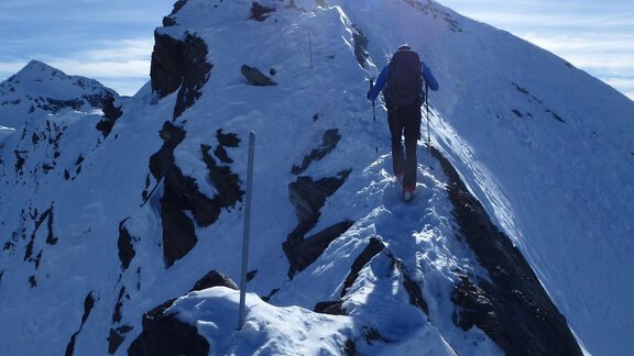 In the area of the north ridge, numerous securing pins are installed to properly secure those walking on the rope. - Ötztal