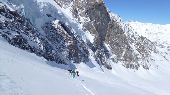 Wir haben nun auf dem Gaisbergferner genügend Abstand von den Sturzbahnen der Eislawinen. - Ötztal