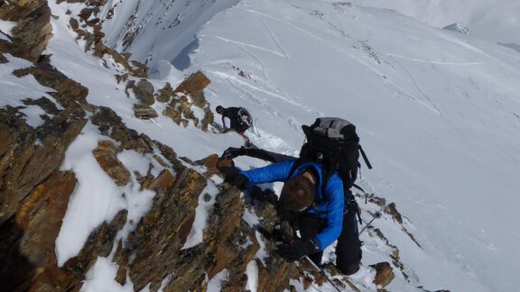 Ab dem Skidepot geht es auf den letzten Metern in stellenweise leichter Kletterei (II.-Schwierigkeitsgrad) in Richtung Gipfel - Ötztal