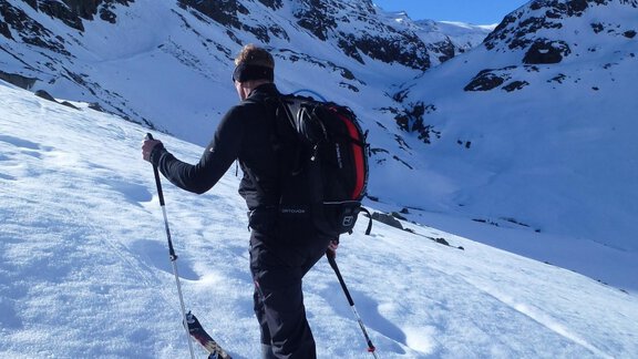 We leave the valley floor and now climb up the Schwarzenbergkar to the Schwarzenbergferner - Ötztal