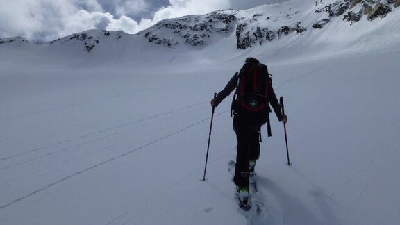 Wir nähern uns problemlos der Granatenscharte an, welche den Beginn des Nordostgrates hinauf zur Essener Spitze 3200m markiert. - Ötztal