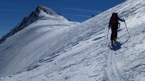 Now it goes over the flat, upper part of the Wasserfallferner glacier to the summit ascent - Ötztal