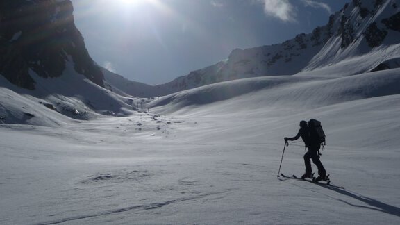Ascent with a still pleasant gradient over the Rotmoosferner. Glacier crevasses were not an issue here even in the very snow-poor winter of 2011/12 on the Ötztal main ridge. - Ötztal