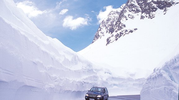 Snow walls at the end of May - Dominic Kuen