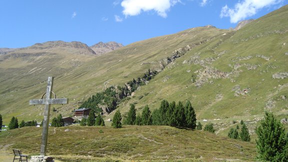 The old cross of the Wildspitze on the way to Rofen - Bianca Klotz