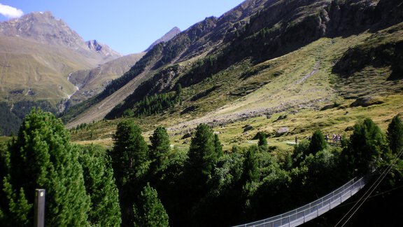 The spectacular suspension bridge in Rofen - Bianca Klotz