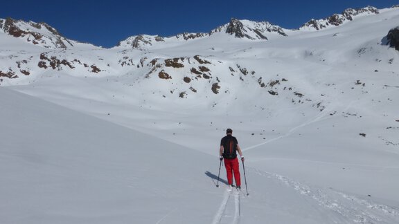 For the time being, we continue to follow the 1850 moraine uphill along the valley - Ötztal