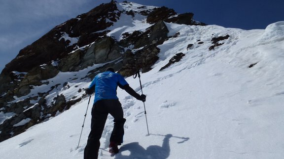 At first, it continues easily through the snowshoes - Ötztal