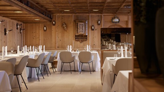 Ein elegantes Restaurant mit holzverkleideten Wänden und Tischen für ein feines Essen. Die Stühle sind modern und die Atmosphäre wirkt einladend. - TOP Hotel Hochgurgl - Hochgurgl