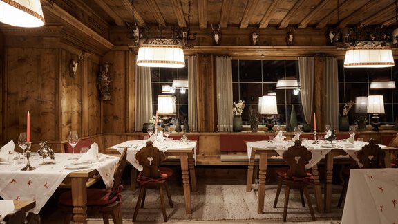 Ein gemütliches Restaurant mit Holzdekor und warmem Licht. Tische sind elegant gedeckt und schaffen eine einladende Atmosphäre. - TOP Hotel Hochgurgl - Hochgurgl