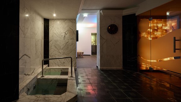 Ein stilvoller Wellnessbereich mit einem kleinen Pool und eleganten Fliesen. Die Beleuchtung sorgt für eine angenehme Atmosphäre. - TOP Hotel Hochgurgl - Hochgurgl