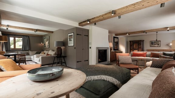 A cozy living space with modern furniture and warm wooden elements. Large windows provide plenty of daylight and an inviting atmosphere. - Chalet Cecilia by MYALPS - Obergurgl 