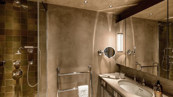 A modern bathroom with an elegant shower and a large mirror. The walls are designed in neutral tones and the lighting is soft. - Chalet Cecilia by MYALPS - Obergurgl 