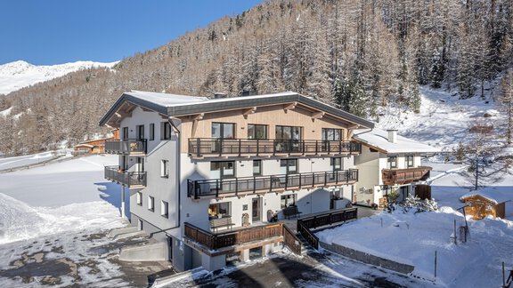A cozy chalet in the snow, surrounded by snow-covered mountains. The clear winter landscape invites you to relax. - Haus Gstrein - Obergurgl 