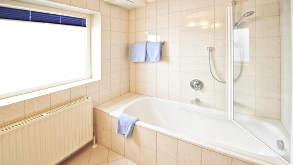 DZ 24 mit 2 Zusatzbetten Badezimmer - Haus Timmelseck - Obergurgl 