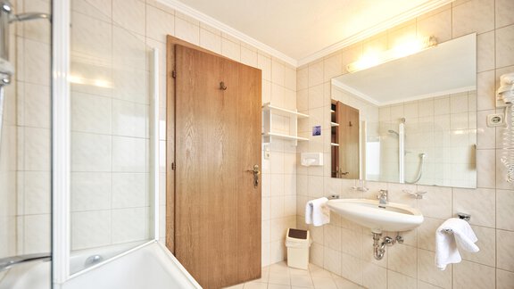 DZ 24 mit 2 Zusatzbetten Badezimmer - Haus Timmelseck - Obergurgl 