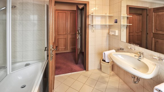 DZ 24 mit 2 Zusatzbetten Badezimmer - Haus Timmelseck - Obergurgl 