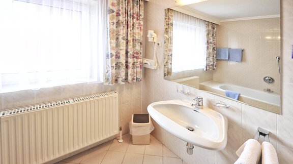 DZ 25 mit 2 Zusatzbetten Badezimmer - Haus Timmelseck - Obergurgl 