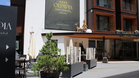 Hotel Olympia - Sitzgelegenheit vor der Tür - Obergurgl 