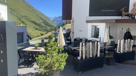 Sitzgelegenheit mit einzigartigem Panoramablick - Hotel Olympia - Obergurgl 