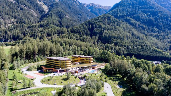 A modern hotel amidst high mountains and dense forests. The surroundings are nature-friendly and inviting. - Vivea 4* Hotel Umhausen im Ötztal - Umhausen
