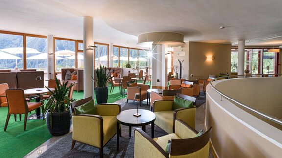 A modern café with cozy seating areas and large windows. The decor is bright and friendly, surrounded by plants and a well-kept atmosphere. - Vivea 4* Hotel Umhausen im Ötztal - Umhausen