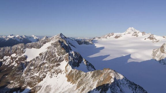 An impressive mountain landscape with snow-capped peaks and a clear blue sky. Glaciers and rocks shape the breathtaking view. - Hotel Vent - Vent