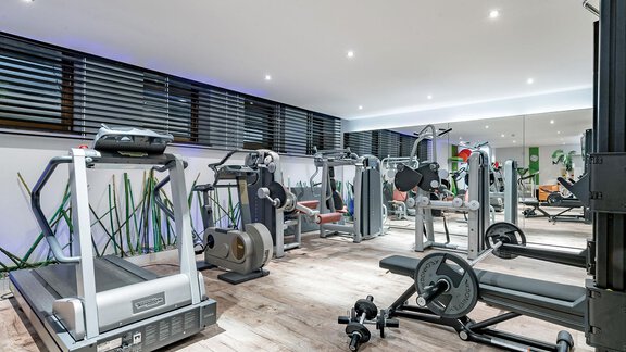 Ein moderner Fitnessraum mit verschiedenen Trainingsgeräten. Die Atmosphäre ist hell und einladend. - TOP Hotel Hochgurgl - Hochgurgl