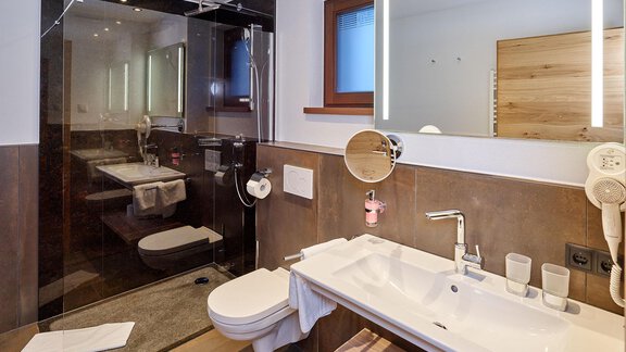 Badezimmer mit Dusche - Alpenappartement Central Valley Penthouse - Längenfeld