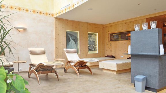 Ein moderner Wellnessbereich mit Liegen und sanfter Beleuchtung. Frieden und Entspannung in einer gemütlichen Atmosphäre. - Hotel Tauferberg - Niederthai