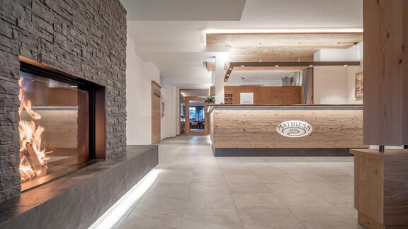 Rezeption mit Kamin - Hotel Mathiesn - Obergurgl 