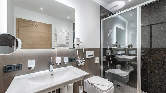 LEF_Badezimmer und Dusche - Alpenappartement Piccard N°5 - Obergurgl 