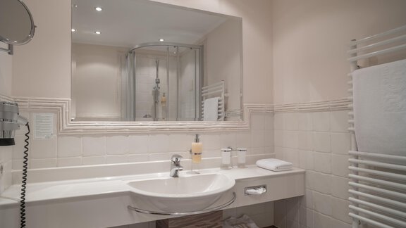 Badezimmer Doppelzimmer "Seenplatte" - Hotel Madeleine - Obergurgl 