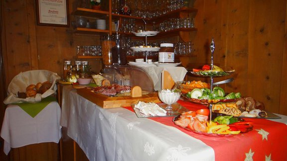 A rich breakfast buffet with fresh bread, cold cuts, cheese, and fruit. The selection is presented appetizingly and invitingly. - Haus Elisabeth - Vent