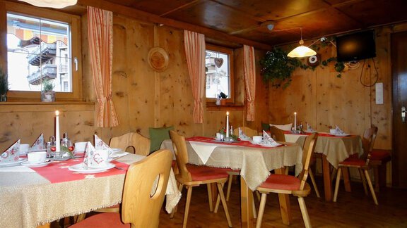 A cozy restaurant with wooden walls and atmospheric lighting. The tables are neatly set and invite you to linger. - Haus Elisabeth - Vent