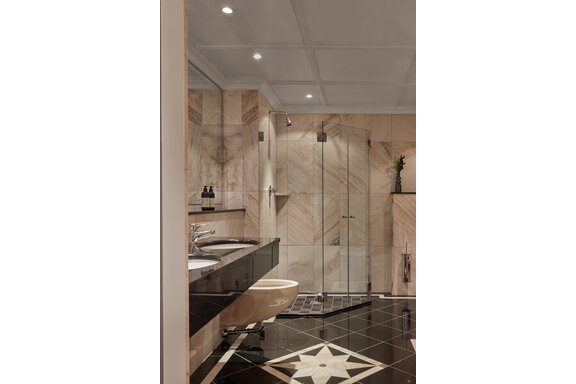 Ein modernes Badezimmer mit eleganten Fliesen und einer Glasdusche. Die Einrichtung ist stilvoll und gut beleuchtet. - TOP Hotel Hochgurgl - Hochgurgl