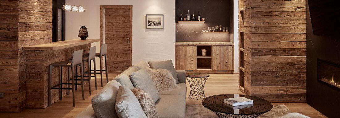 Majestic Suite with privat Pool | © TOP Hotel Hochgurgl (CC C) Ein modernes Wohnzimmer mit Holzvertäfelungen und gemütlicher Einrichtung. Der Raum ist hell erleuchtet und bietet einen einladenden Essbereich. - TOP Hotel Hochgurgl - Hochgurgl