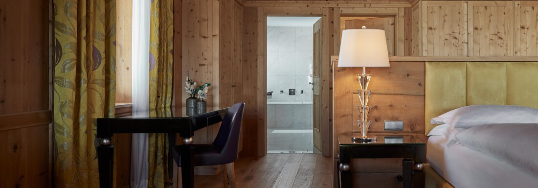 Ein stilvolles Zimmer mit Holzverkleidung und modernen Möbeln. Licht flutet durch die Fenster und schafft eine gemütliche Atmosphäre. - TOP Hotel Hochgurgl - Hochgurgl