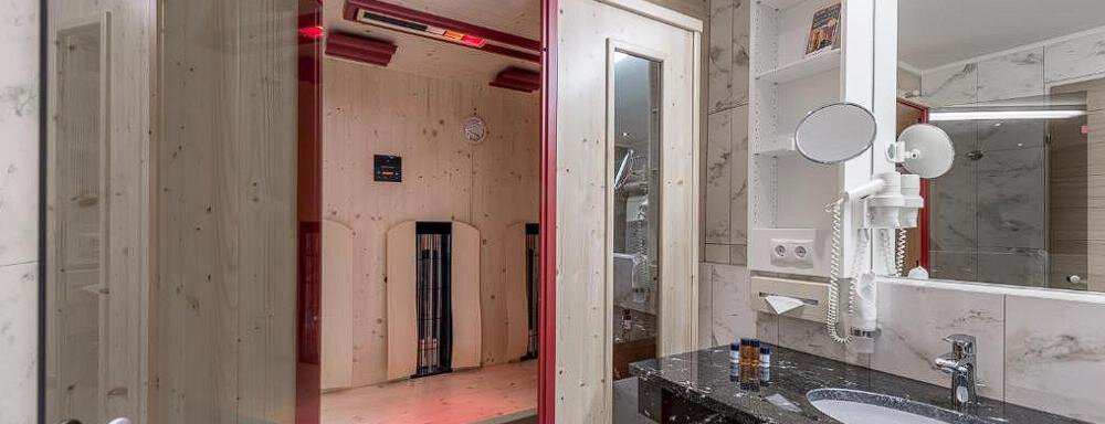 Bad mit Infrarot - Hotel Enzian - Hochsölden