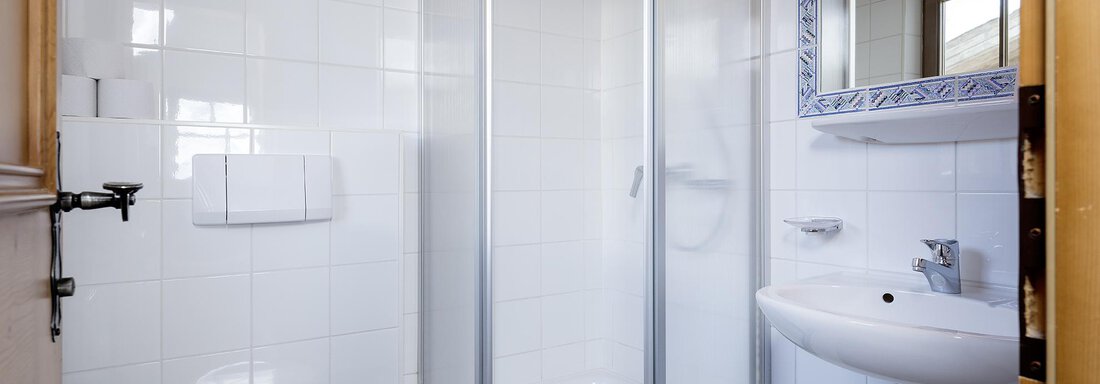 Badezimmer mit Dusche - Appartementhaus Schalfblick - Obergurgl 