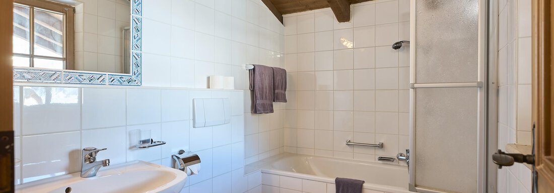 Badezimmer mit Badewanne - Appartementhaus Schalfblick - Obergurgl 