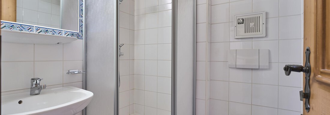 Badezimmer mit Dusche - Appartementhaus Schalfblick - Obergurgl 