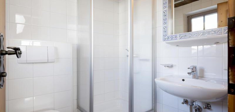 Badezimmer mit Dusche - Appartementhaus Schalfblick - Obergurgl 