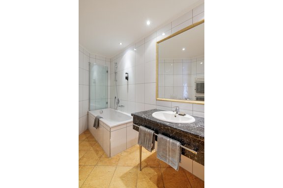 Badezimmer mit Badewanne - Hotel Alpenaussicht - Obergurgl 