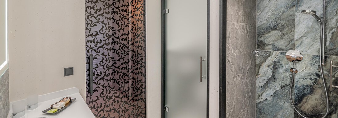 Badezimmer mit begehbarer Dusche und WC getrennt - Hotel Wiesental - Obergurgl 